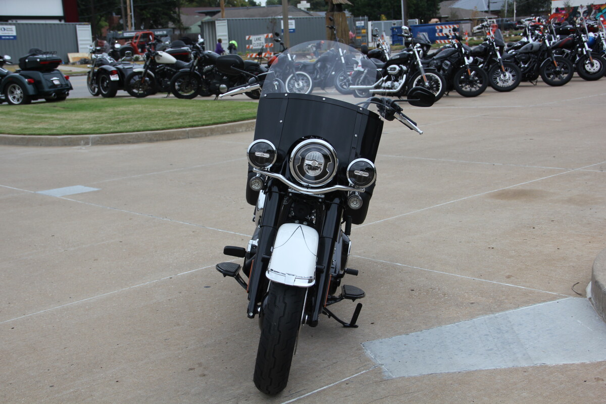 2025 Harley-Davidson Heritage Classic White Onyx w/Laced Wheels - Photo 8