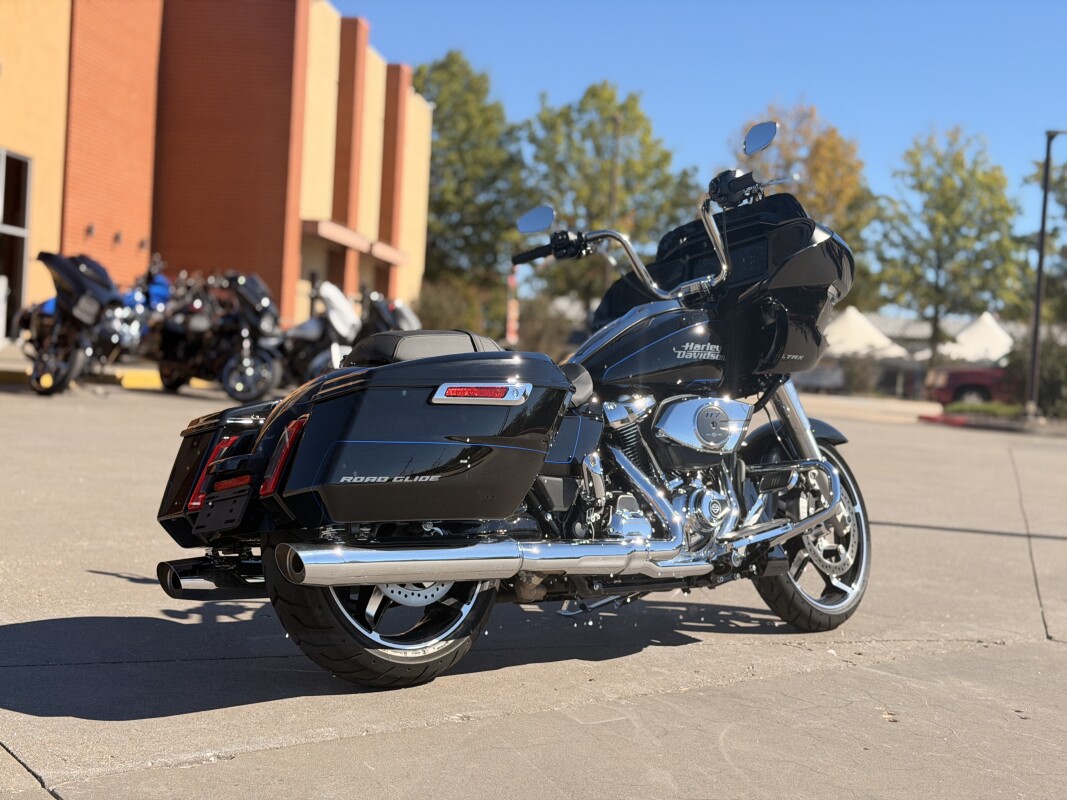2025 Harley-Davidson Road Glide Vivid Black w/ El Roy Pinstriping - Photo 3