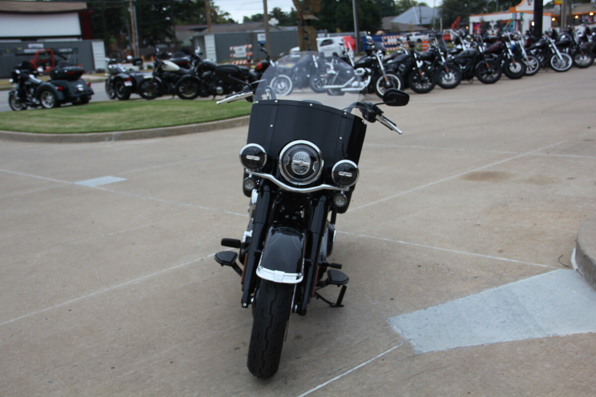 2025 Harley-Davidson Heritage Classic Vivid Black w/Cast Wheels - Photo 8