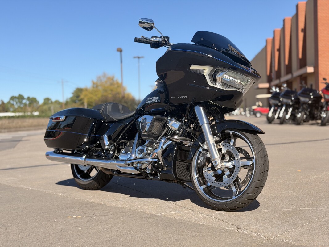2025 Harley-Davidson Road Glide Vivid Black w/ El Roy Pinstriping - Photo 2