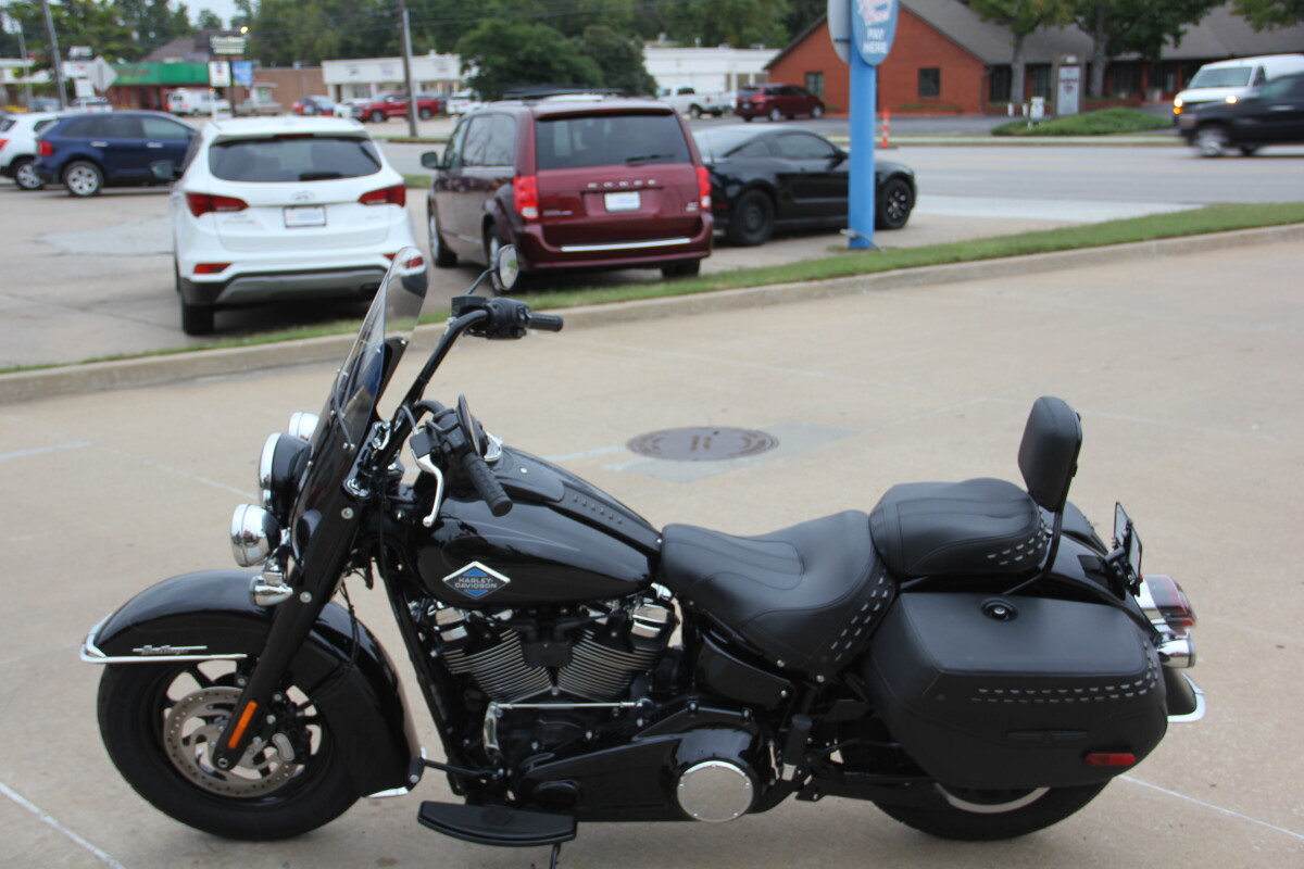 2025 Harley-Davidson Heritage Classic Vivid Black w/Cast Wheels - Photo 3