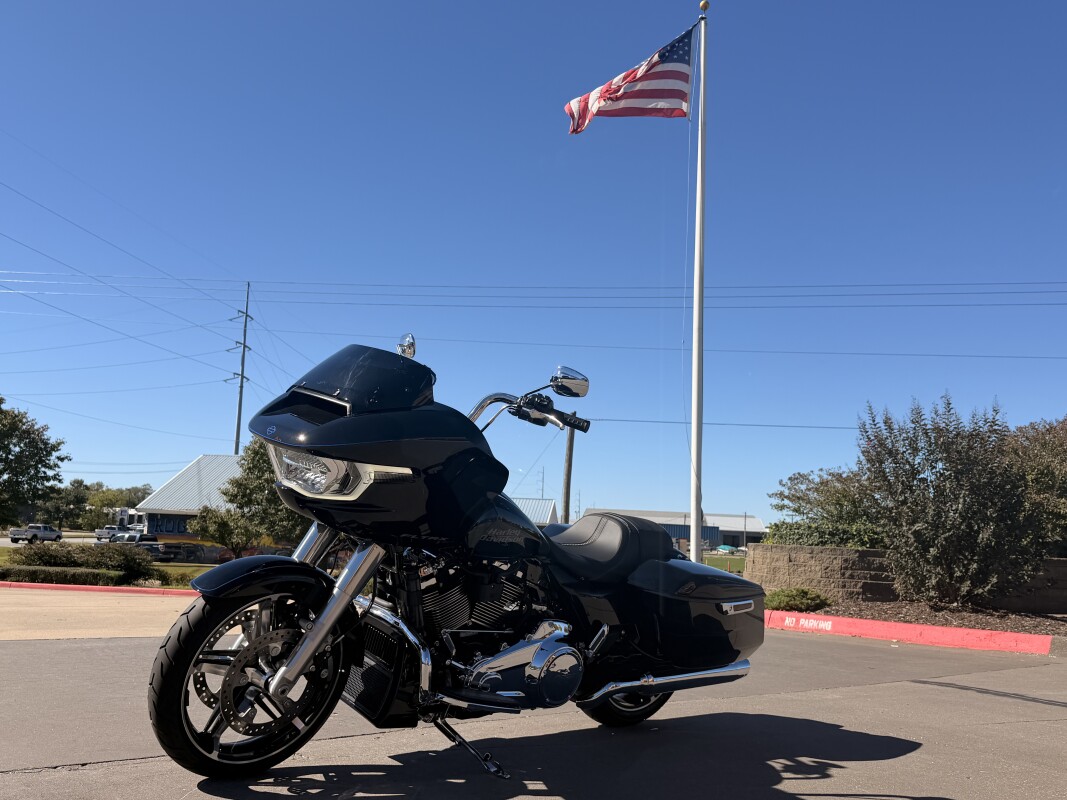2025 Harley-Davidson Road Glide Vivid Black w/ El Roy Pinstriping - Photo 5