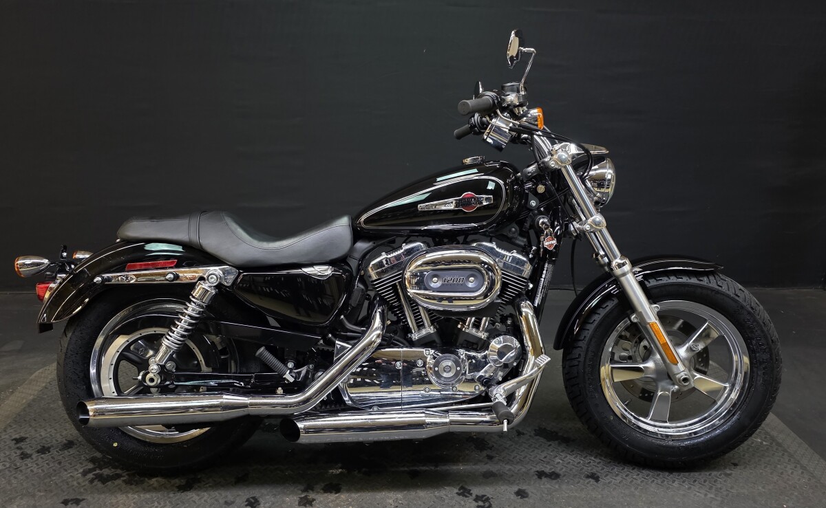 Harley-Davidson 1200 Custom 2011 XL1200C BLACK