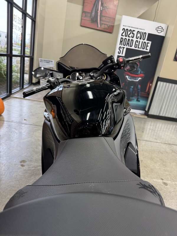 2023 Suzuki Hayabusa GSX1300R - Photo 3