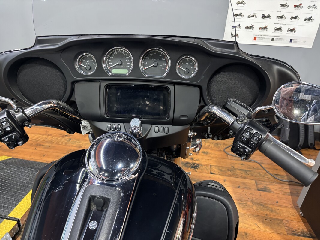 2022 Harley-Davidson Tri Glide Ultra BLACK W/ PINSTRIPE - Photo 5
