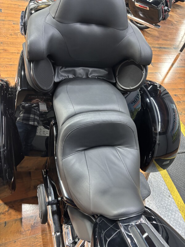 2022 Harley-Davidson Tri Glide Ultra BLACK W/ PINSTRIPE - Photo 6