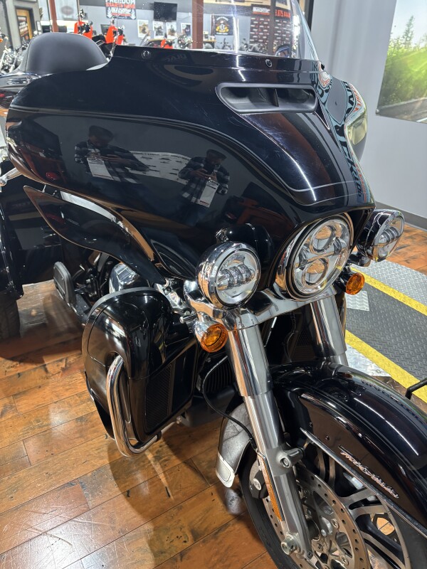 2022 Harley-Davidson Tri Glide Ultra BLACK W/ PINSTRIPE - Photo 4