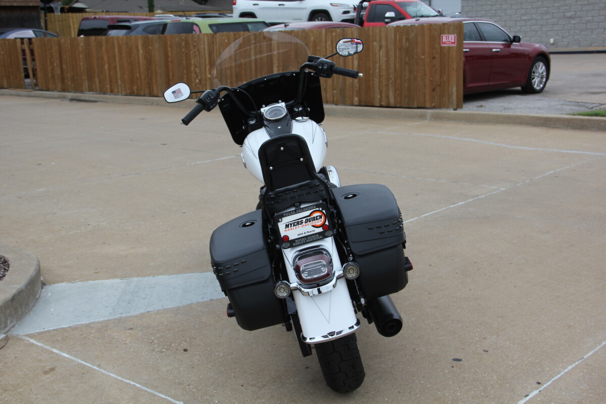 2025 Harley-Davidson Heritage Classic White Onyx w/Laced Wheels - Photo 9
