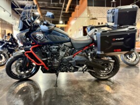 2025 Harley-Davidson® CVO™ Pan America® Carbon Blue thumb 2