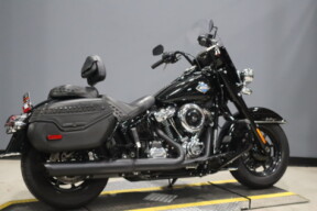 2025 Harley-Davidson® Heritage Classic FLHC thumb 2
