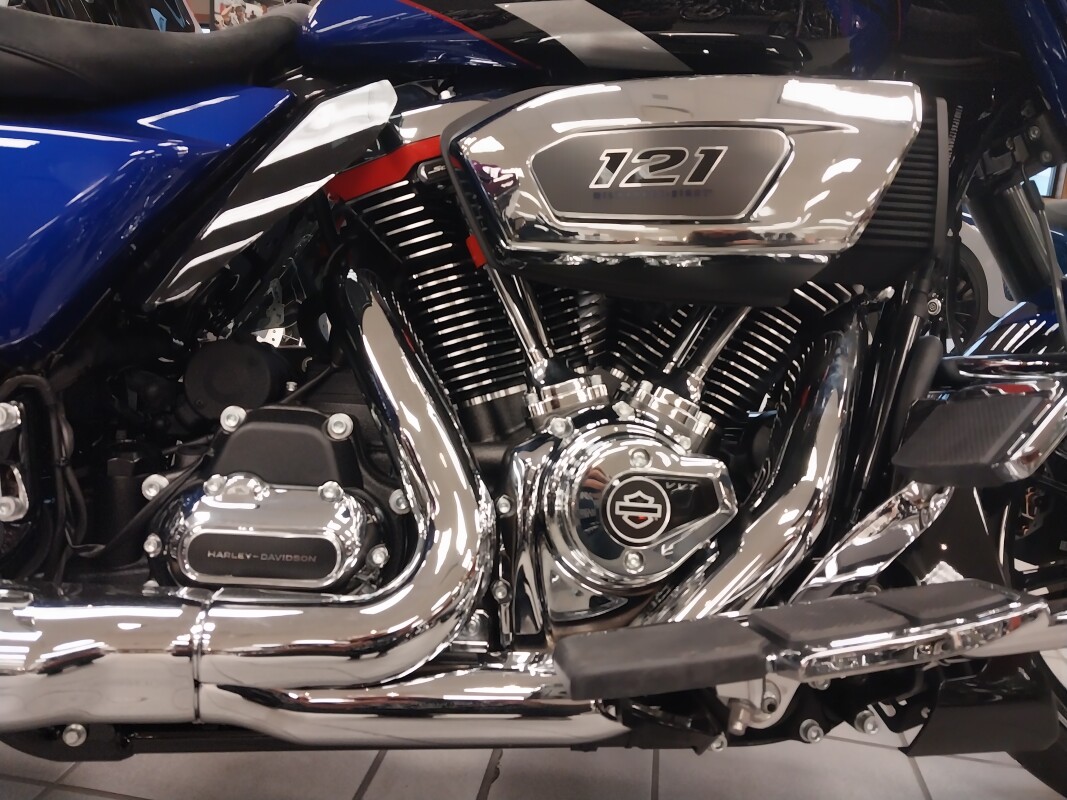 FLHXSE 2025 CVO™ Street Glide™, photo 12
