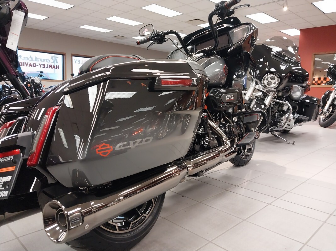 FLTRXSE 2025 CVO Road Glide - Photo 8