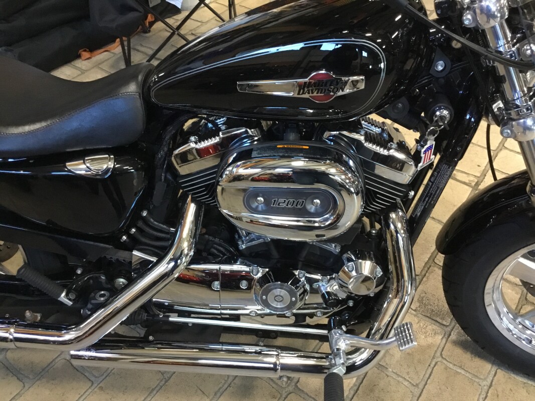 2014 Harley-Davidson 1200 Custom Vivid Black - Photo 2