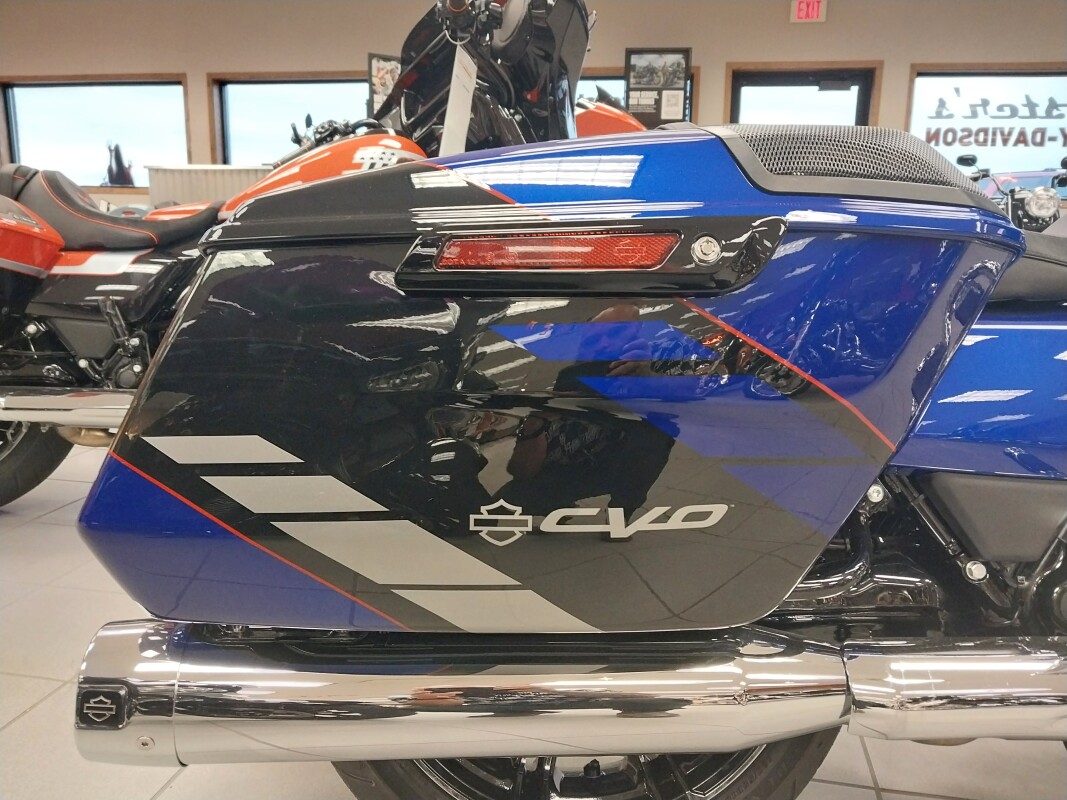 FLHXSE 2025 CVO™ Street Glide™, photo 11