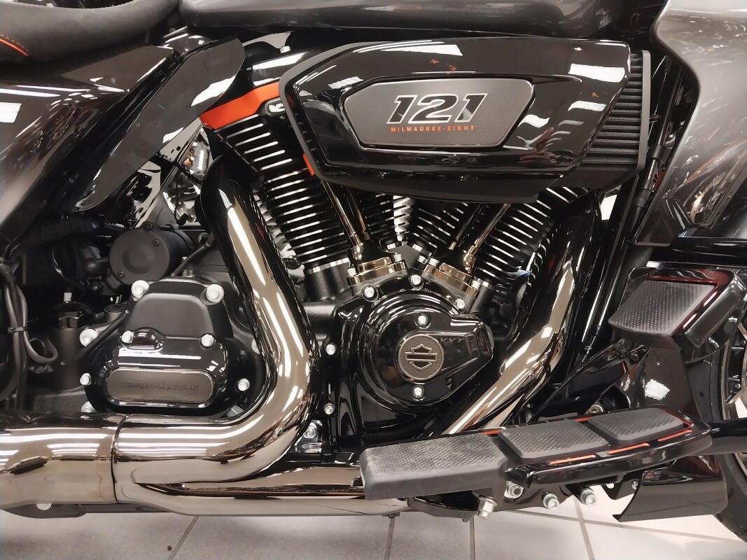 FLTRXSE 2025 CVO Road Glide - Photo 9
