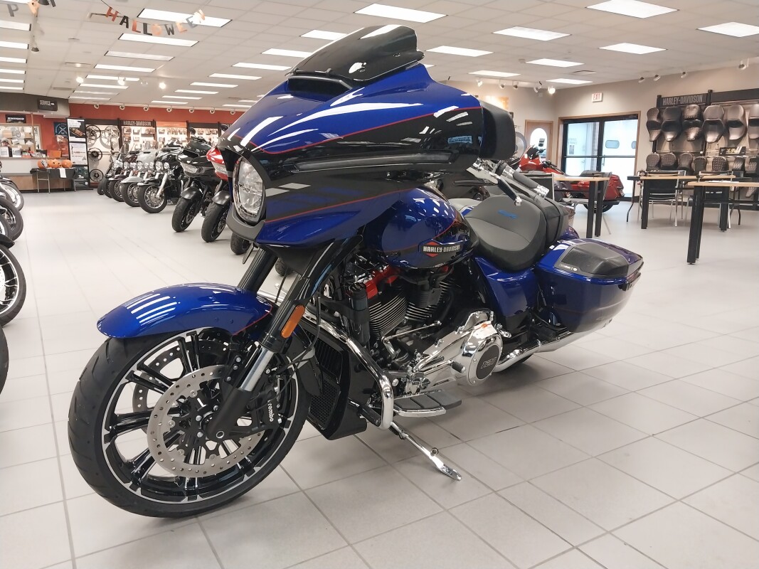 FLHXSE 2025 CVO Street Glide - Photo 4