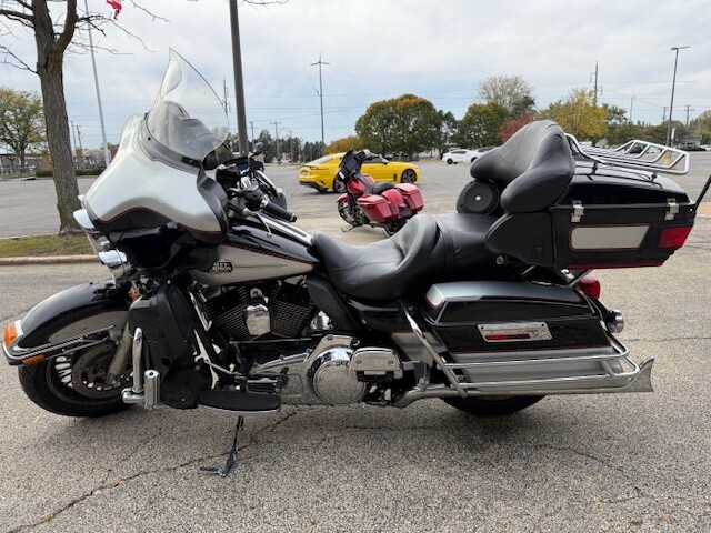 Harley-Davidson Electra Glide Ultra Classic 2010 FLHTCU BLK/SILVER - Photo 4