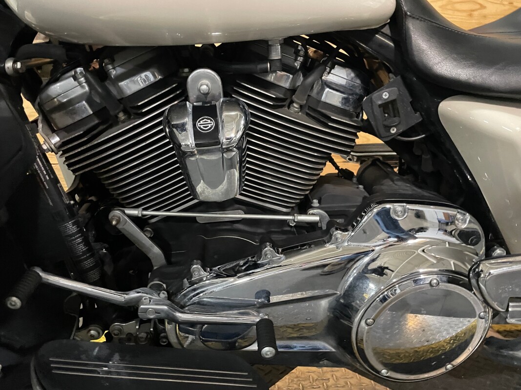 Harley-Davidson Street Glide 2022 FLHX WHITE SAND PEARL - Photo 9