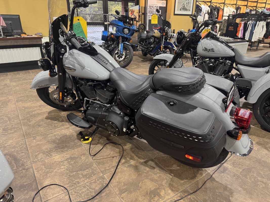 2024 Harley-Davidson Heritage Classic Vivid Black - Black Finish - Photo 4