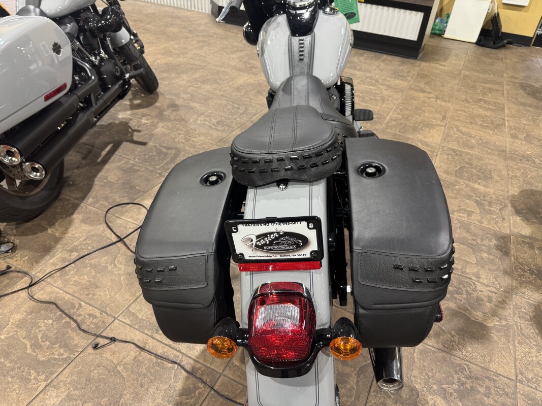2024 Harley-Davidson Heritage Classic Vivid Black - Black Finish - Photo 5