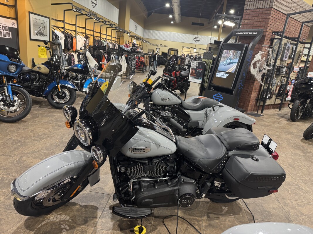 2024 Harley-Davidson Heritage Classic Vivid Black - Black Finish - Photo 3