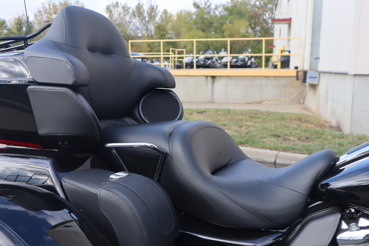 2022 Harley-Davidson Tri Glide Ultra FLHTCUTG - Photo 10