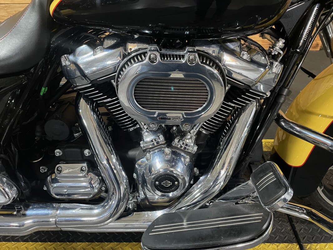 Harley-Davidson Street Glide Special 2023 FLHXS Industrial Yellow/Vivid Black - Black Finish - Photo 2