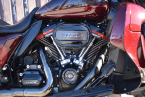 2019 Harley-Davidson® CVO™ Street Glide® FLHXSE thumb 2