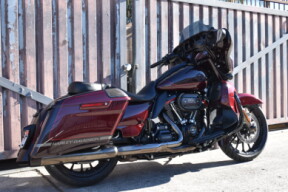 2019 Harley-Davidson® CVO™ Street Glide® FLHXSE thumb 1