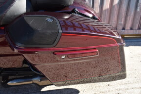 2019 Harley-Davidson® CVO™ Street Glide® FLHXSE thumb 0