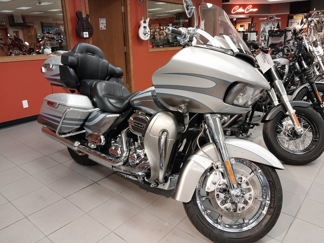 FLTRUSE 2016 CVO Road Glide Ultra - Photo 2