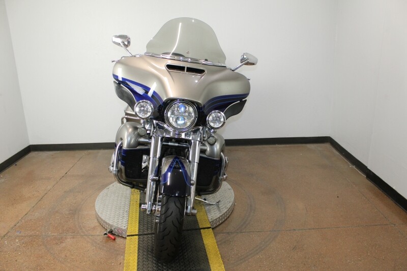 Harley-Davidson CVO Limited 2017 FLHTKSE 957980BB PAL SLV/PTM BLU W/PINSTRIPE - Photo 3