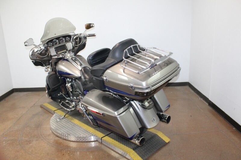 Harley-Davidson CVO Limited 2017 FLHTKSE 957980BB PAL SLV/PTM BLU W/PINSTRIPE - Photo 6