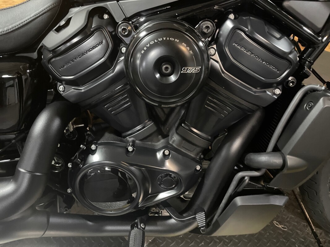 Harley-Davidson Nightster 2025 RH975 VIVID BLACK - Photo 2