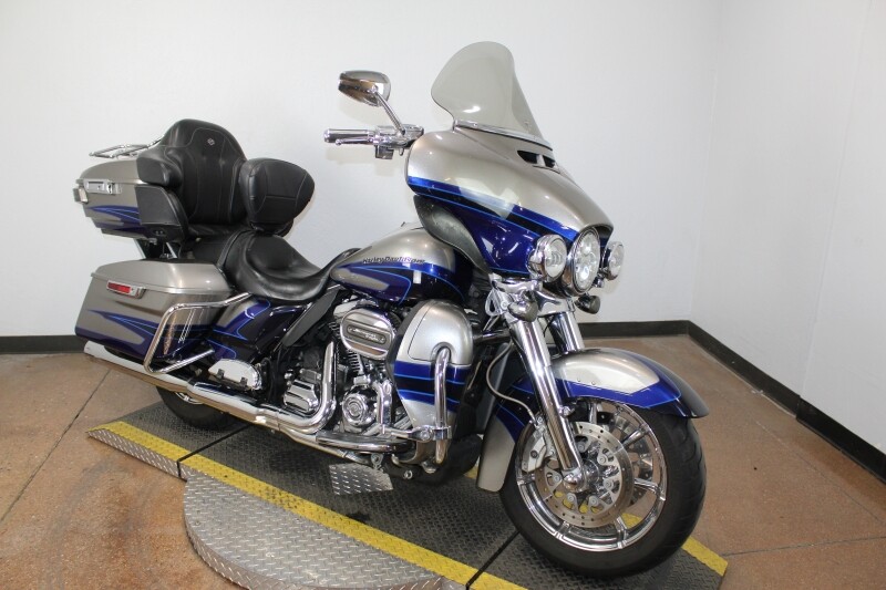 Harley-Davidson CVO Limited 2017 FLHTKSE 957980BB PAL SLV/PTM BLU W/PINSTRIPE - Photo 2