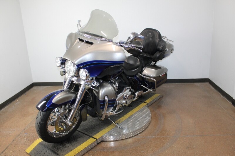 Harley-Davidson CVO Limited 2017 FLHTKSE 957980BB PAL SLV/PTM BLU W/PINSTRIPE - Photo 4