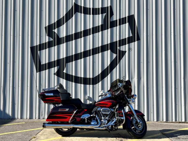 2017 Harley-Davidson® CVO™ Limited Black Garnet & Electric Red Pearl with Carbon Dust