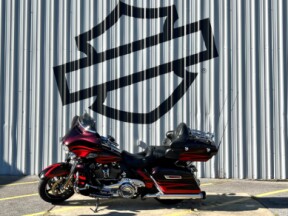 2017 Harley-Davidson® CVO™ Limited Black Garnet & Electric Red Pearl with Carbon Dust thumb 2