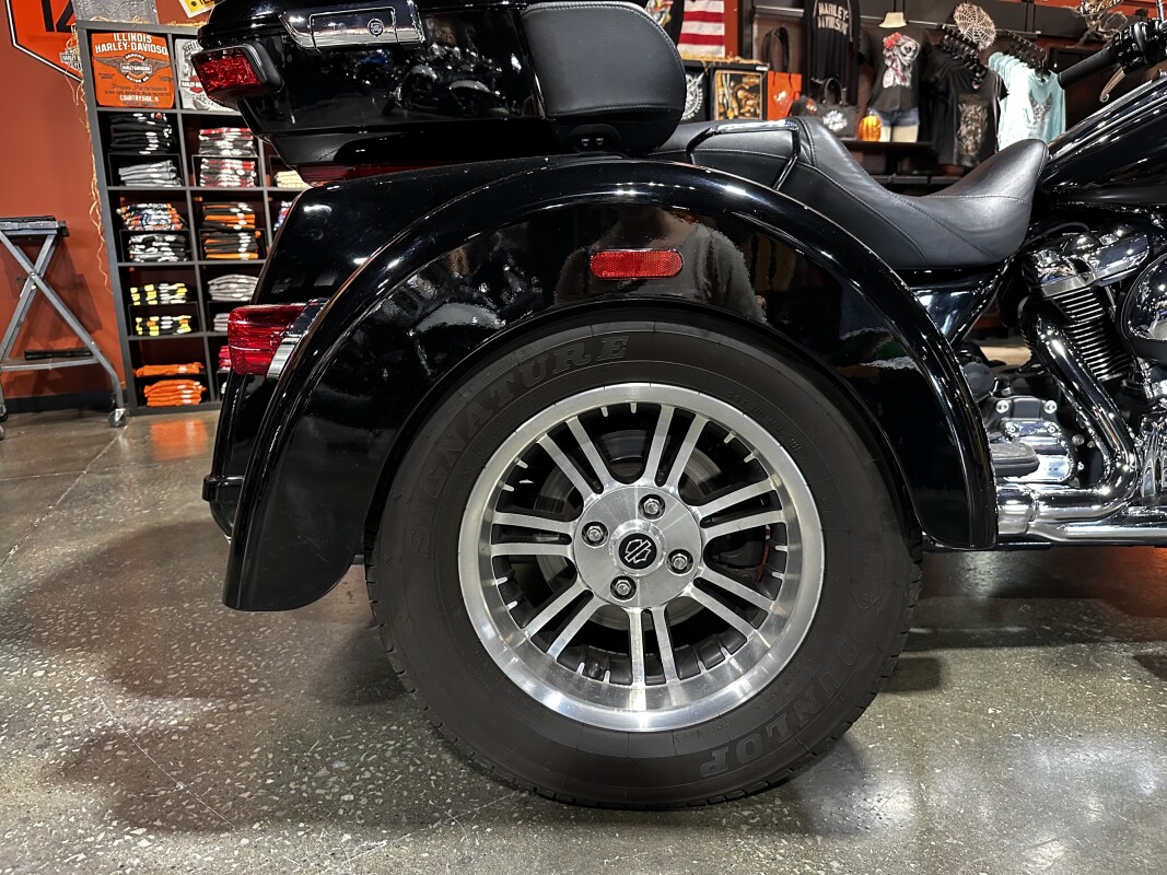 Harley-Davidson Tri Glide Ultra 2022 FLHTCUTG BLACK - Photo 6