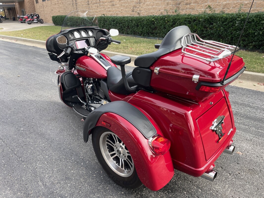 Harley-Davidson Tri Glide Ultra 2021 FLHTCUTG BILLIARD RED - Photo 10