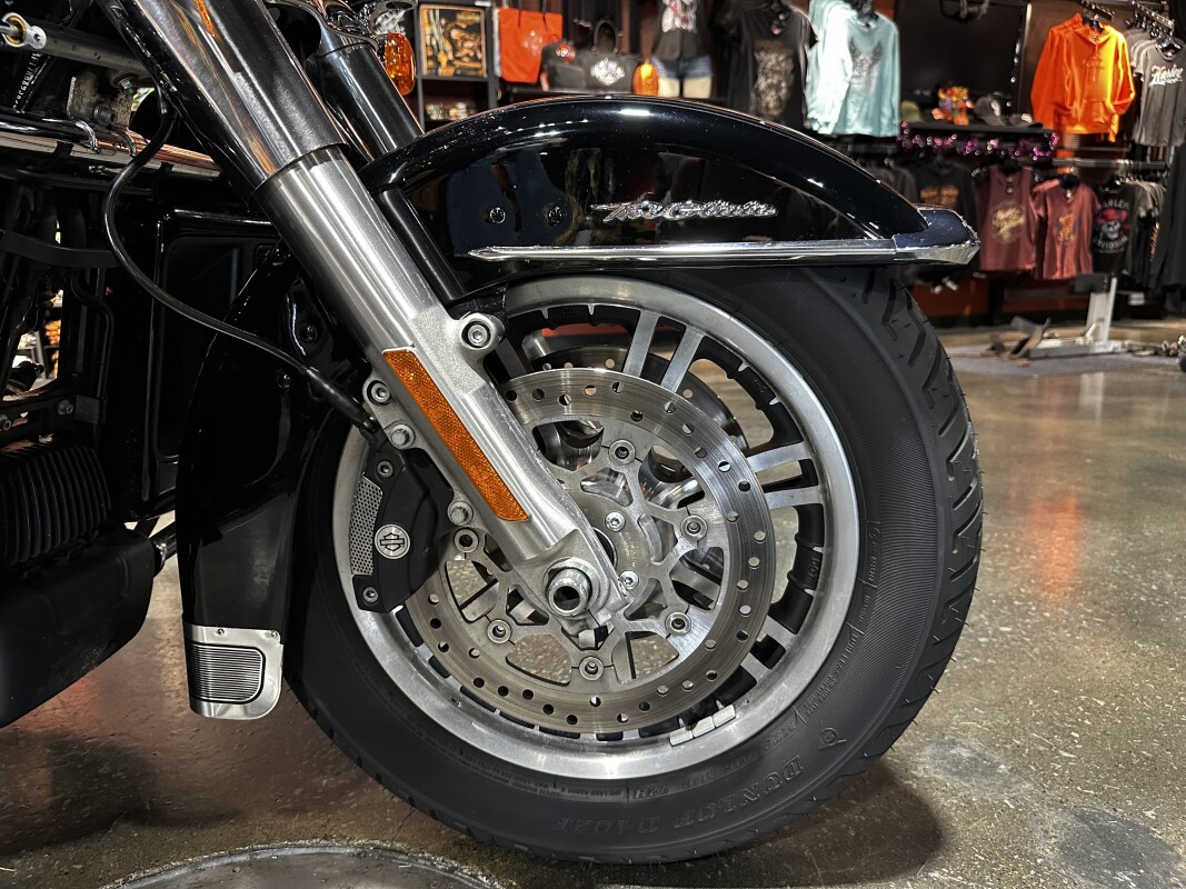 Harley-Davidson Tri Glide Ultra 2022 FLHTCUTG BLACK - Photo 2