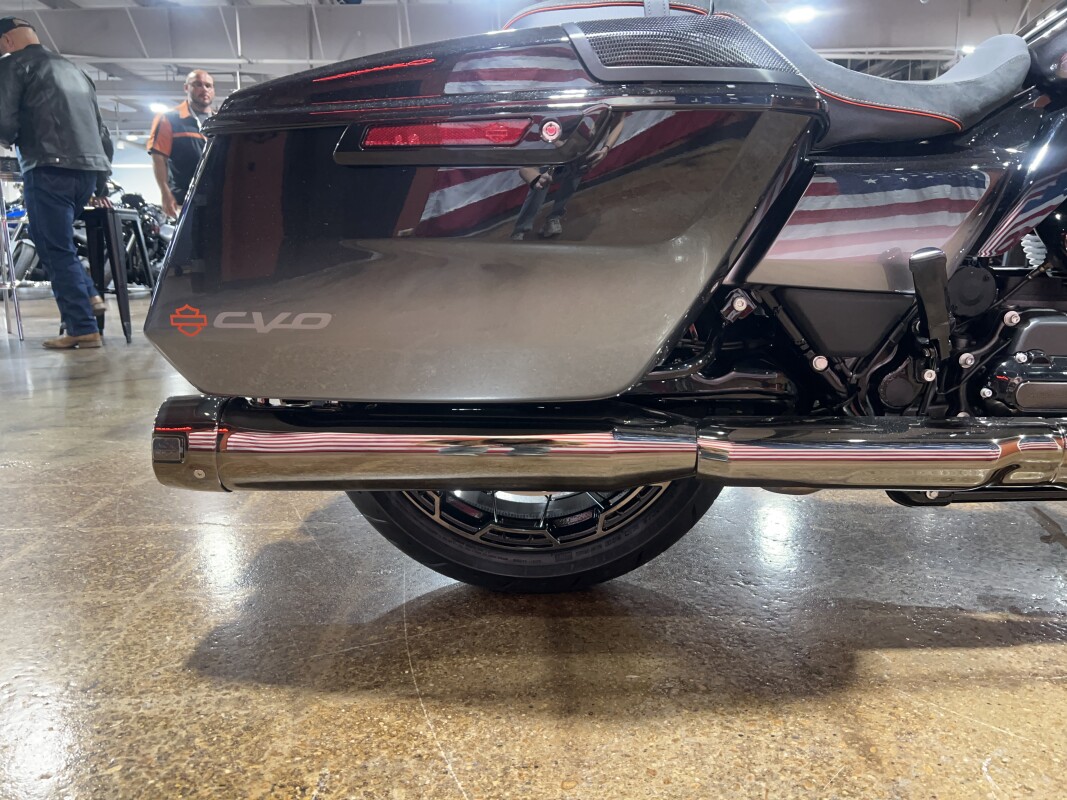 Harley-Davidson CVO Road Glide 2025 FLTRXSE RAVEN FADE - Photo 8