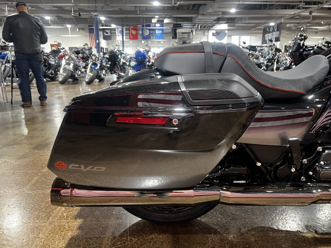 Harley-Davidson CVO Road Glide 2025 FLTRXSE RAVEN FADE - Photo 7