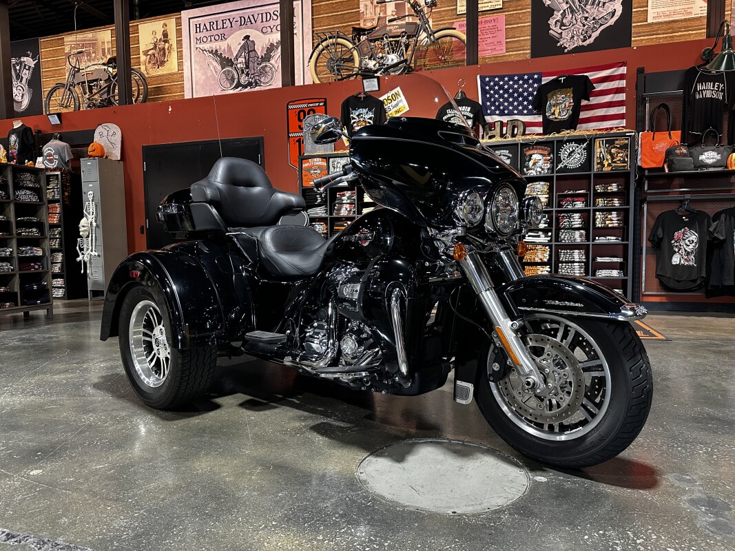 Harley-Davidson Tri Glide Ultra 2022 FLHTCUTG BLACK