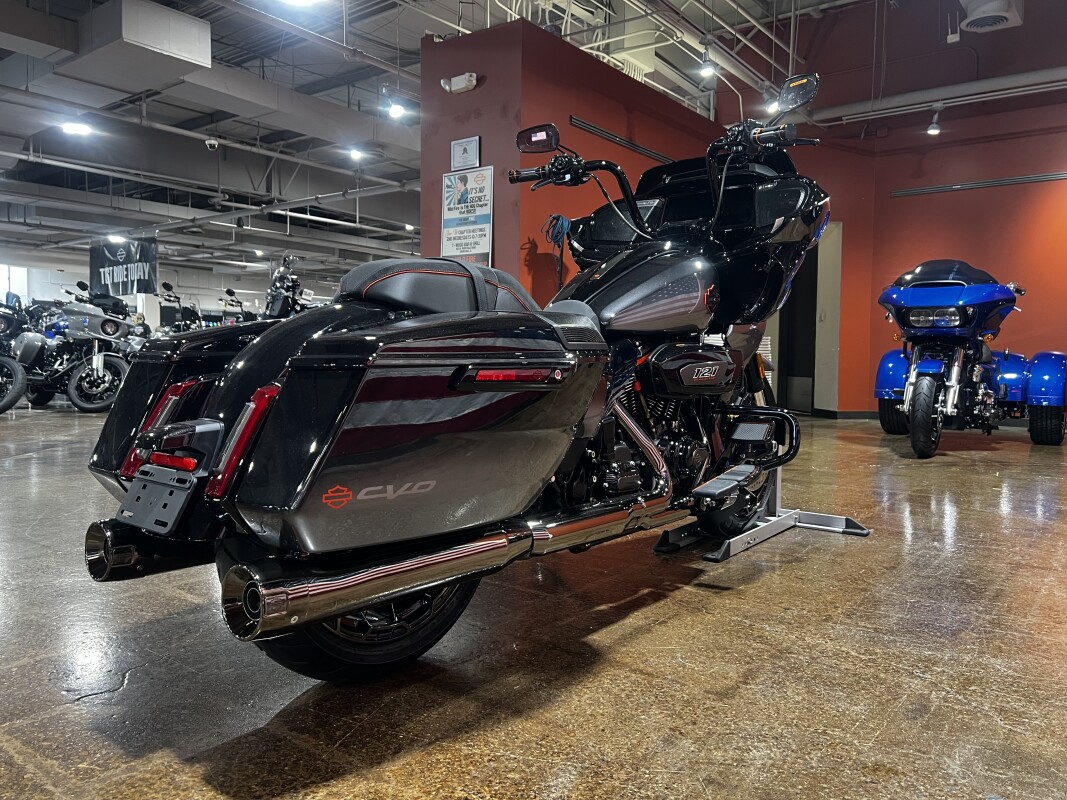 Harley-Davidson CVO Road Glide 2025 FLTRXSE RAVEN FADE - Photo 9