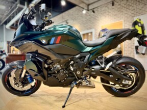 2026 BMW Motorrad M 1000 XR Aurelius Green Metallic thumb 2