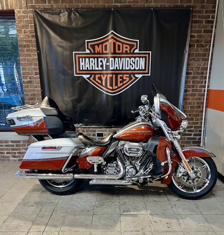 2014 Harley-Davidson CVO Electra Glide Ultra Limited FLHTKSE Stardust Silver and Autumn Sunset wi