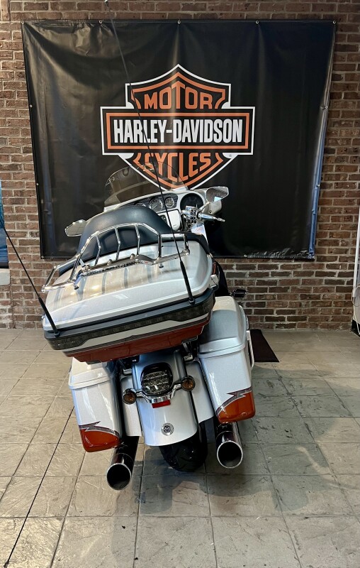 2014 Harley-Davidson CVO Electra Glide Ultra Limited FLHTKSE Stardust Silver and Autumn Sunset wi - Photo 6