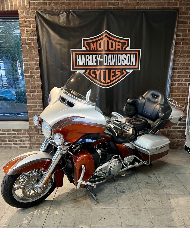 2014 Harley-Davidson CVO Electra Glide Ultra Limited FLHTKSE Stardust Silver and Autumn Sunset wi - Photo 4