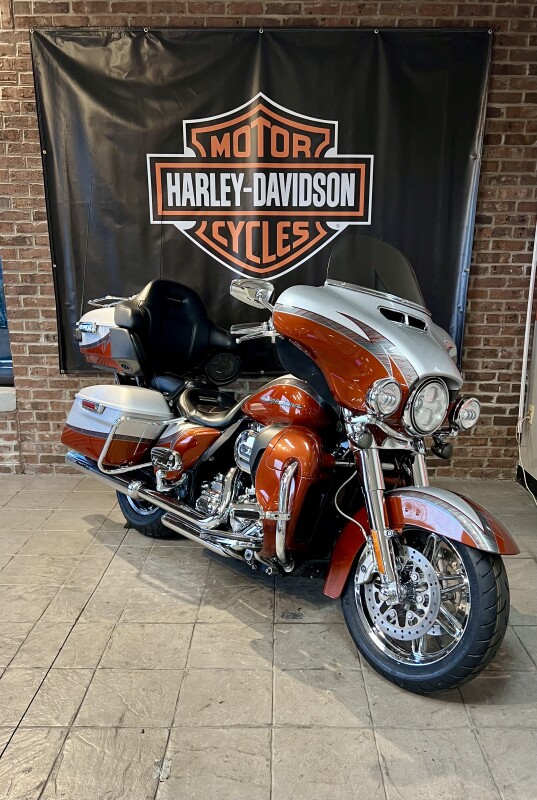 2014 Harley-Davidson CVO Electra Glide Ultra Limited FLHTKSE Stardust Silver and Autumn Sunset wi - Photo 2